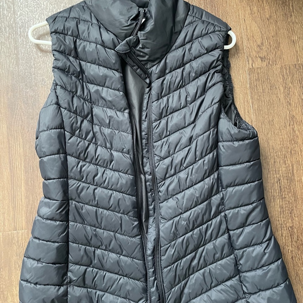 Old Navy Women's Black Puffer Vest